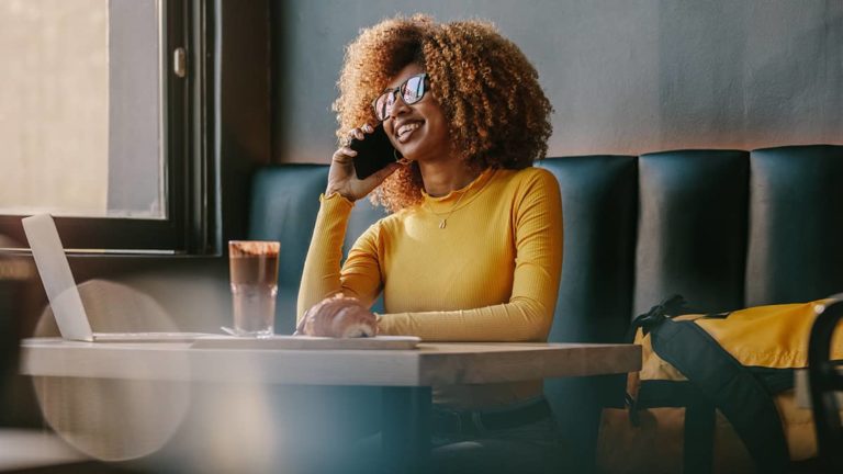 在电话和多任务的女商人工作的