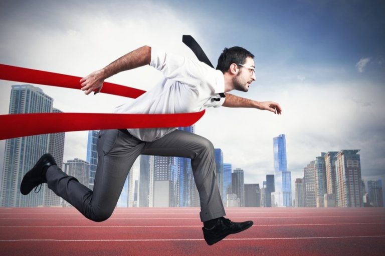 在横渡与建筑物的终点线的人和按钮的人在背景中