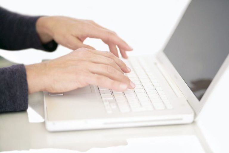 键入在计算机上的商人