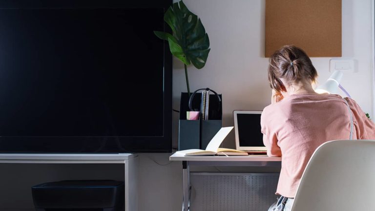 employee working from home feeling alone and isolated from others