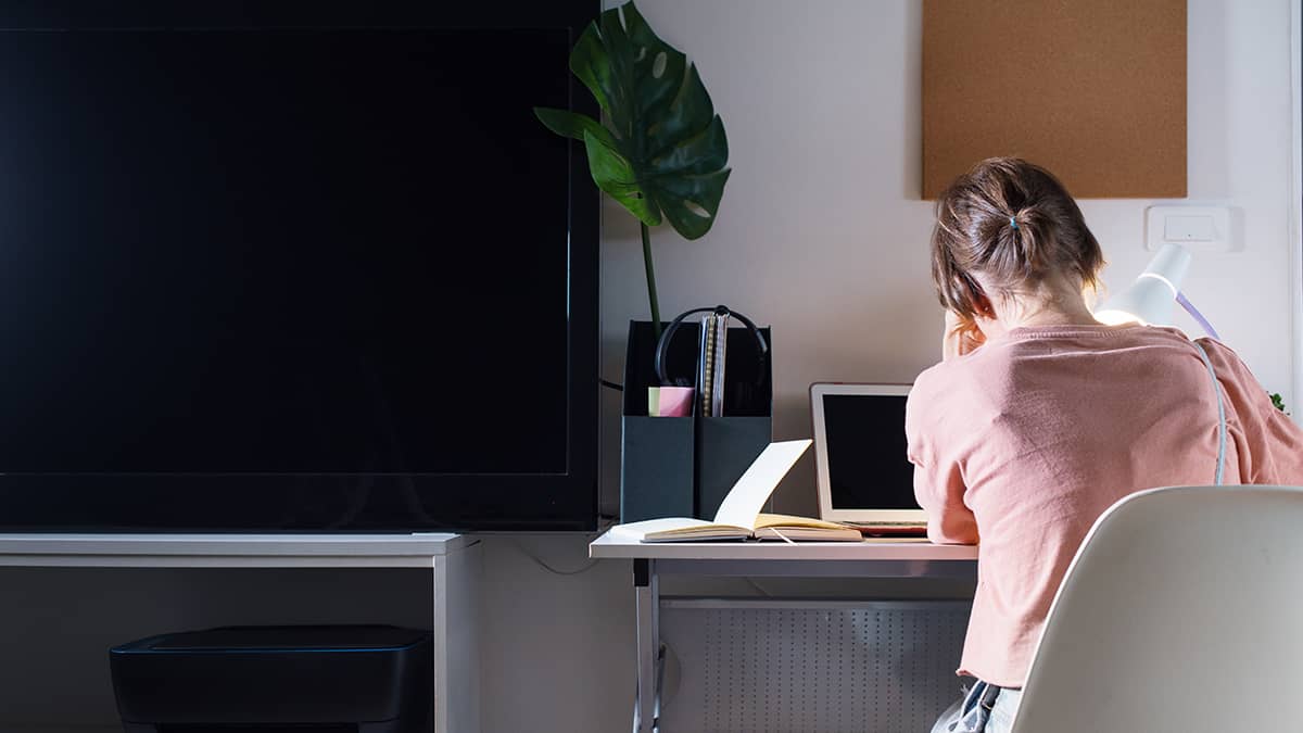 在家工作的员工独自一人工作，与他人孤立