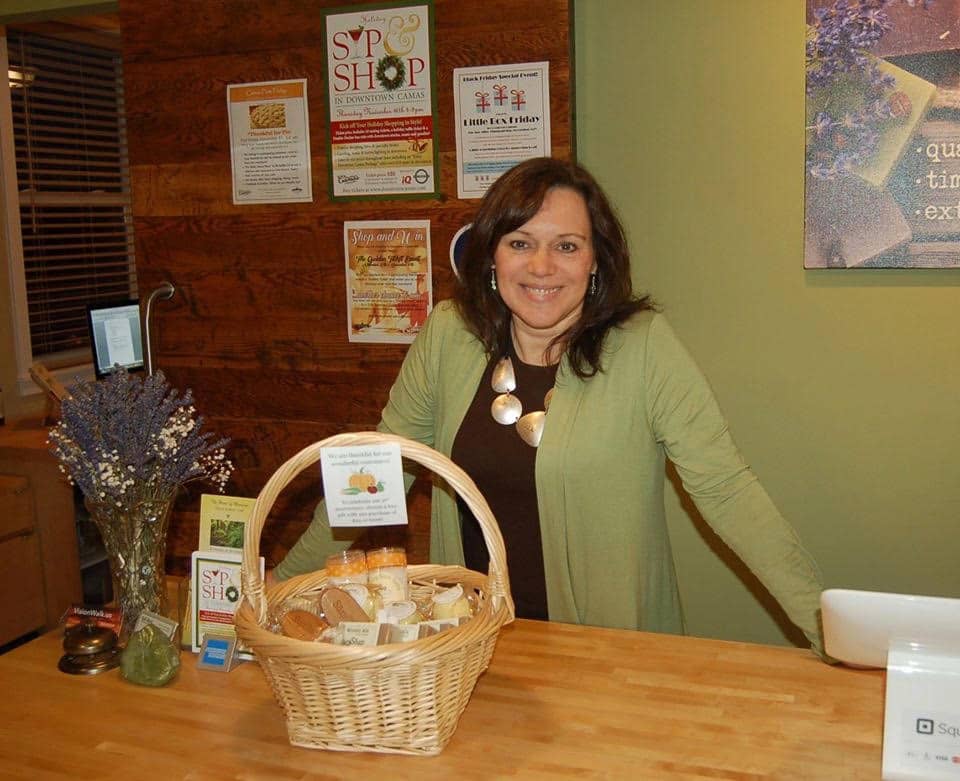 华盛顿州肥皂箱的所有者站在她的肥皂店