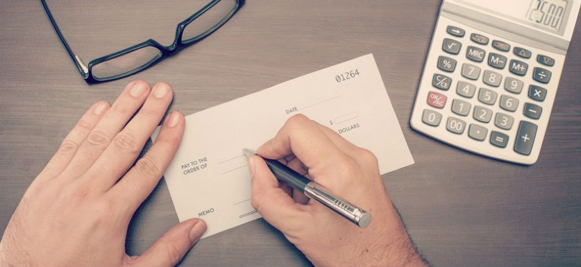 在你把个人和公司的财务混在一起之前，考虑一下商业支票账户的好处。