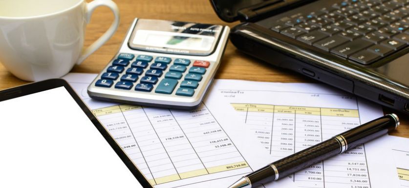 小型企业评估办公用品桌上