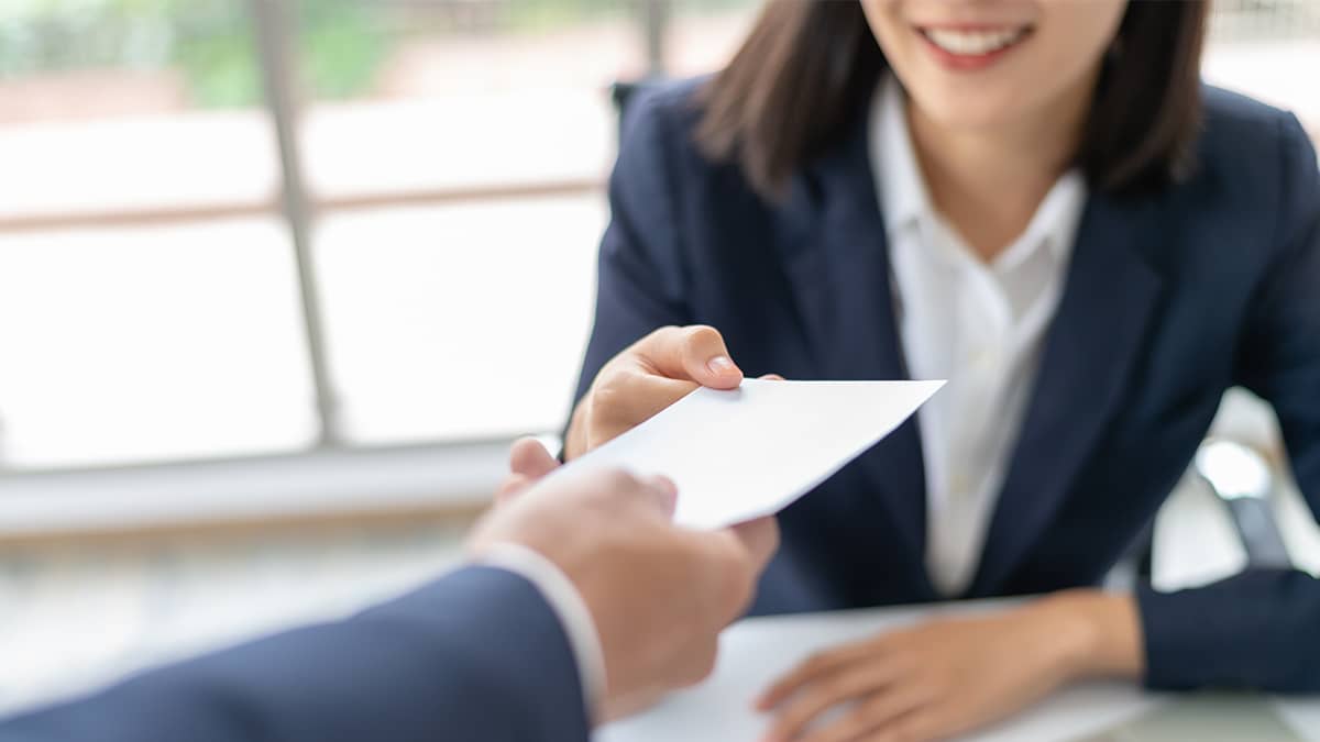 女性按照各州pto支出法，给员工发放最后一份薪水