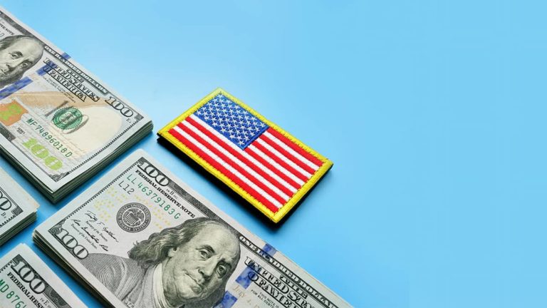 旗子和金钱在蓝色背景代表支持为退伍军人拥有的小企业的支持